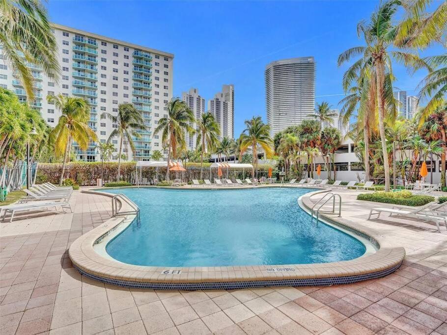 סאני איילס ביץ' Sunny Isles Condo Very Close To The Beach With Amenities מראה חיצוני תמונה