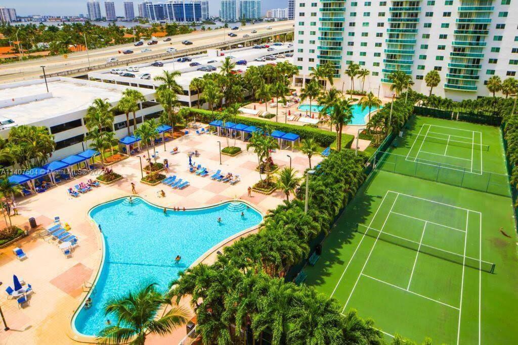 סאני איילס ביץ' Sunny Isles Condo Very Close To The Beach With Amenities מראה חיצוני תמונה