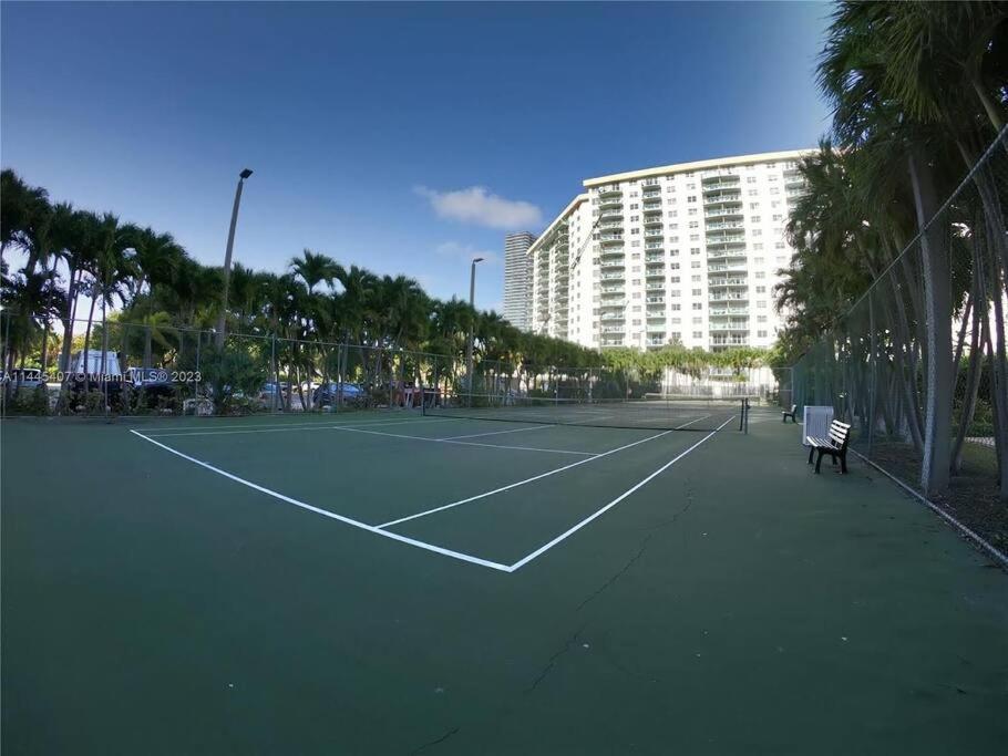 סאני איילס ביץ' Sunny Isles Condo Very Close To The Beach With Amenities מראה חיצוני תמונה