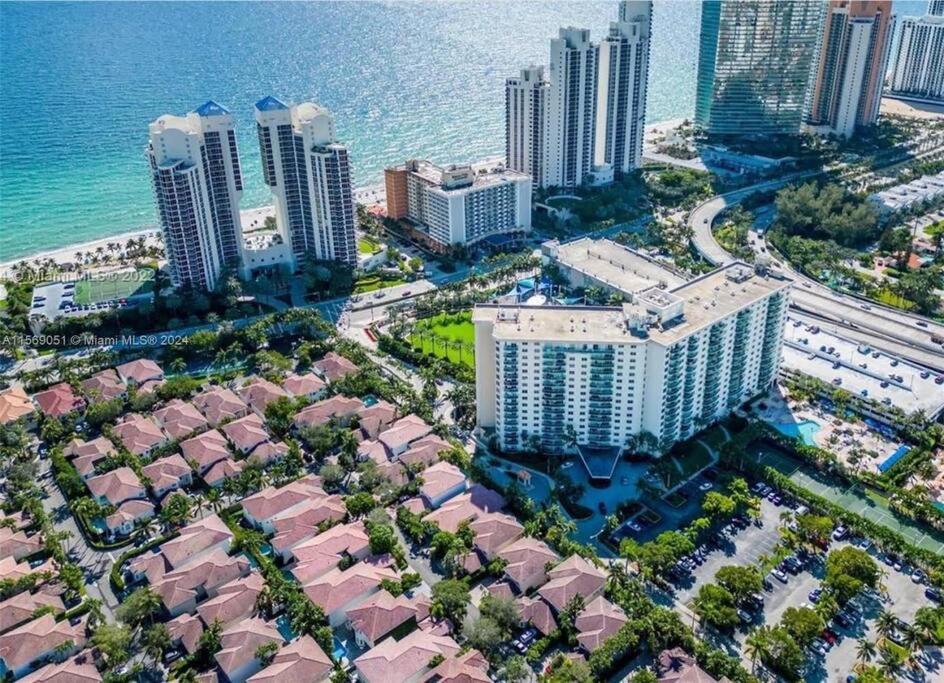 סאני איילס ביץ' Sunny Isles Condo Very Close To The Beach With Amenities מראה חיצוני תמונה