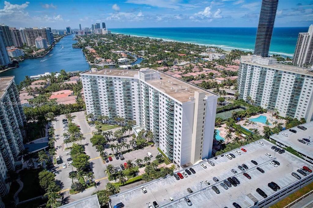 סאני איילס ביץ' Sunny Isles Condo Very Close To The Beach With Amenities מראה חיצוני תמונה